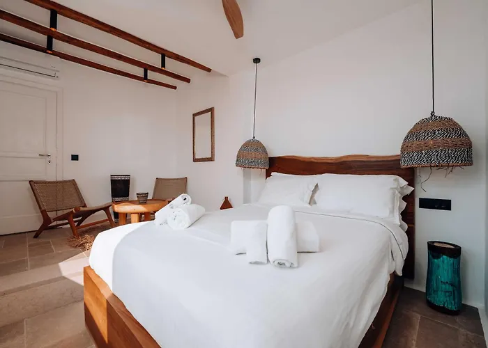 Zina Sunset View St Lazaros 8 Bedrooms فيلة