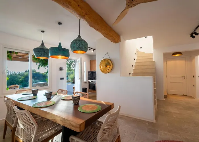 Zina Sunset View St Lazaros 8 Bedrooms فيلة